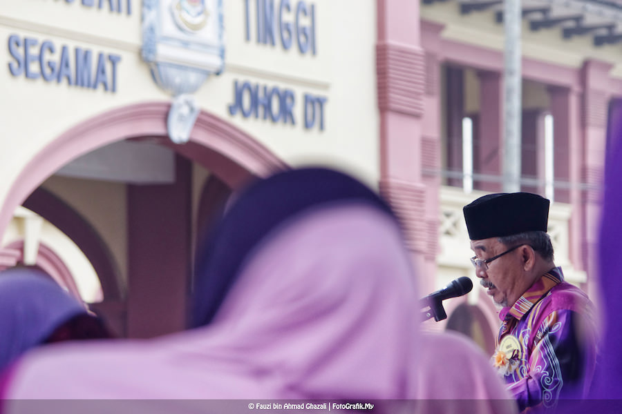 Cikgu Arbai bin Samingon sedang mambacakan perutusan Ketua Pengarah Pendidikan Malaysia.