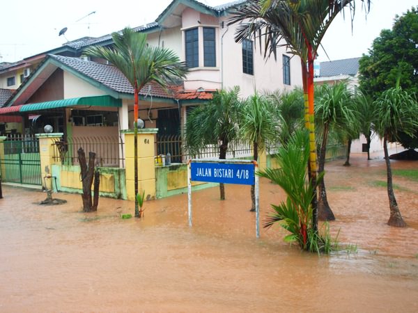 Sekitar peristiwa banjir kilat di Taman Yayasan, Segamat, Johor