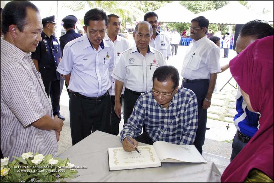 Menteri Besar Johor Tandatangan Buku Pelawat WSK.