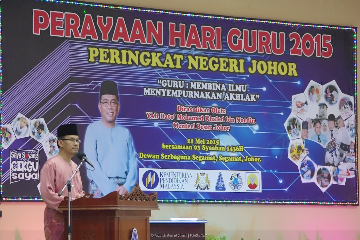Wakil Rasmi Menteri Besar Johor sedang menyampaikan ucapan perasmian.